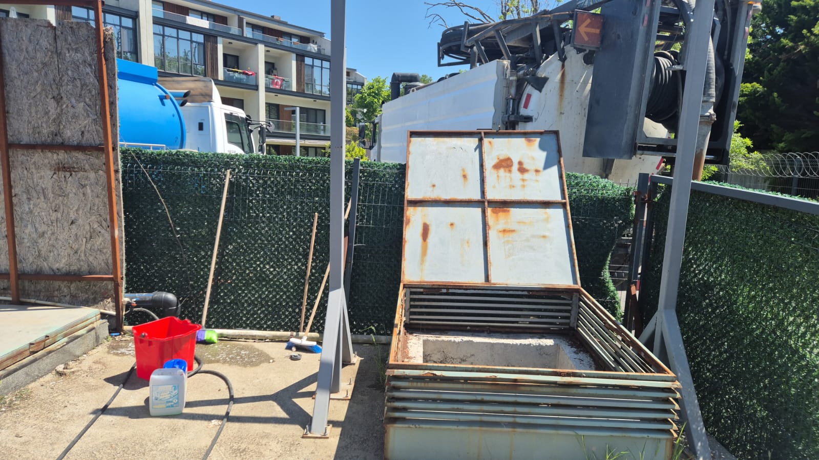 Basınçlı Su Tankeri ile Tıkanıklıklardan Anında Kurtulun!